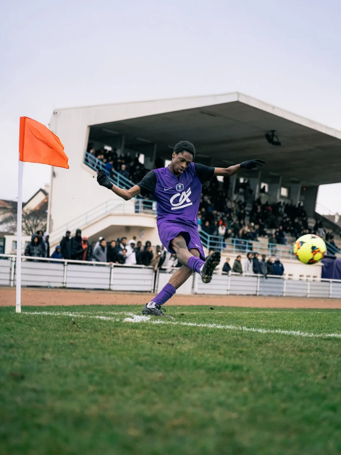 Joueur du HAC tirant un corner devant la tribune du stade Maurice Baquet