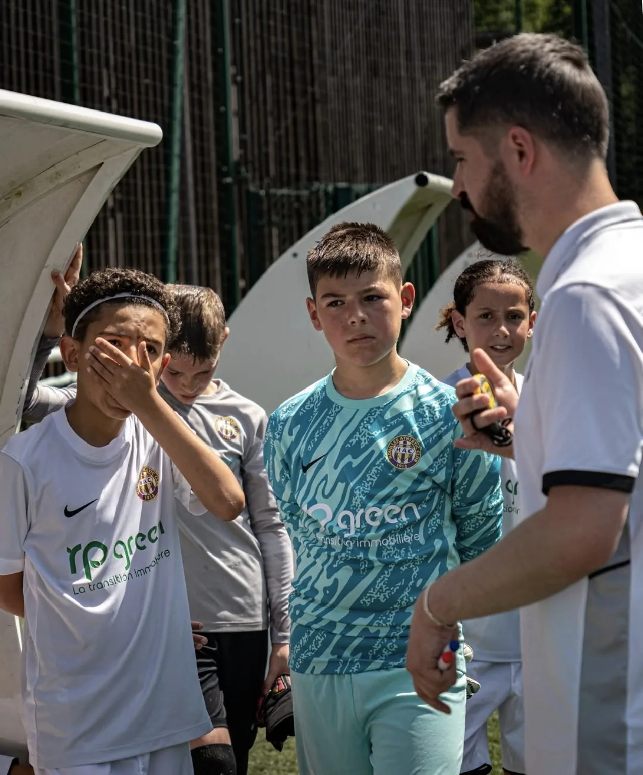 Éducateur du HAC donnant ses consignes à de jeunes joueurs