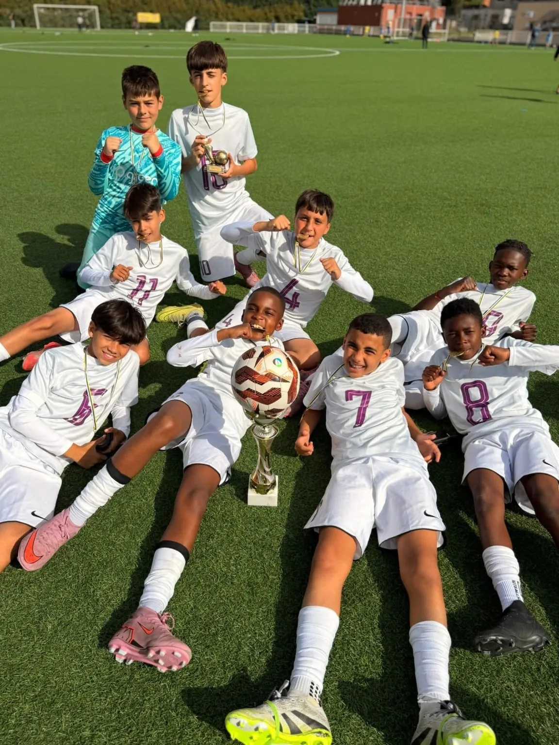 Jeunes joueurs de l'École de Football du HAC autour d'une coupe