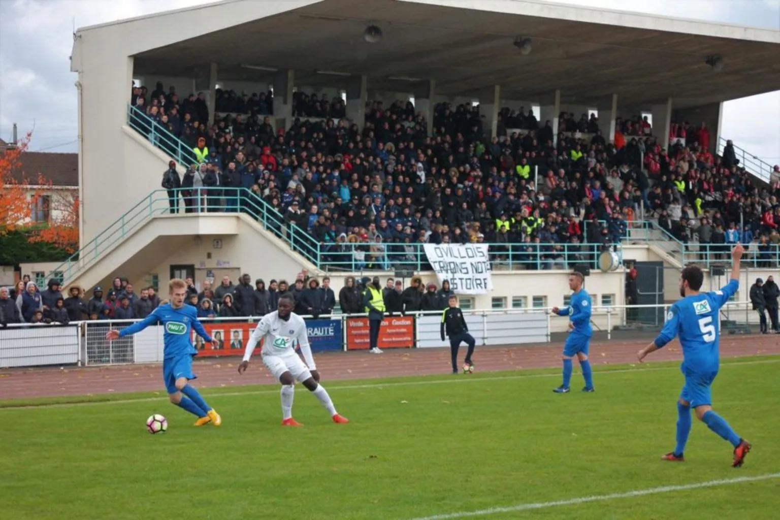 Tribune du stade Maurice Baquet remplie de supporters du HAC